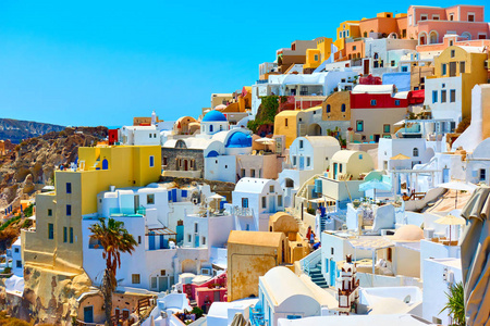 希腊奥亚桑托里尼不同颜色的房子照片