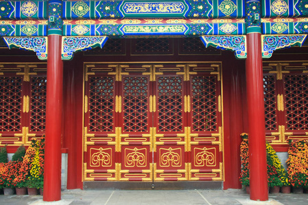 明亮的五彩古色古香的中国宫殿大门,古色古香的雕刻紫禁城照片