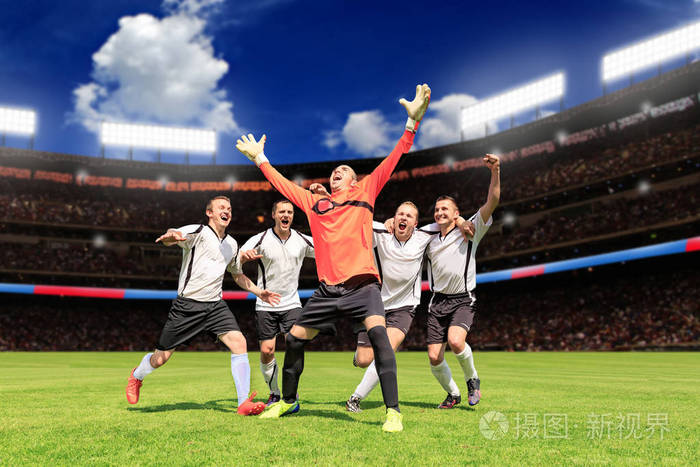 足球或足球比赛中与欢呼的男运动员的场景