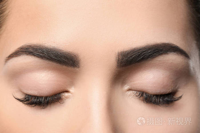有永久眉毛的年轻女子化妆特写