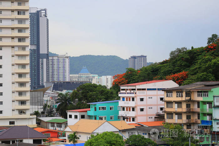 泰国斯里拉查市社区在傍晚的高角，一个重要的旅游城市昌布里。