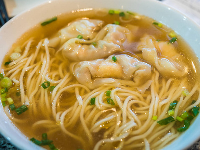 猪心汤面汤加虾和猪肉照片