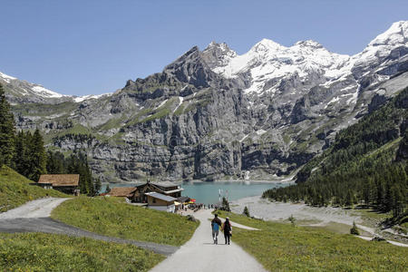 在山上徒步旅行。