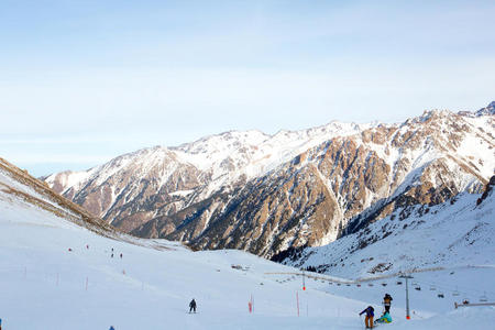 滑雪者 小山 风景 自然 天空 寒冷的 乐趣 滑雪板 汽车