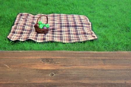 空野餐桌特写毛毯与篮子在背景