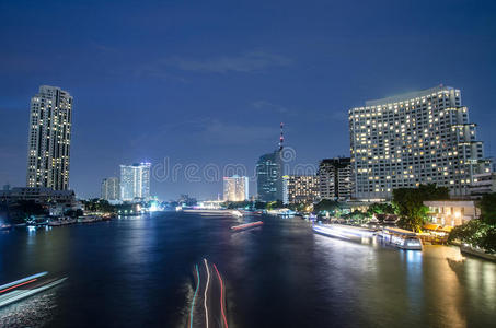 曼谷城市景观与河流和船在夜间