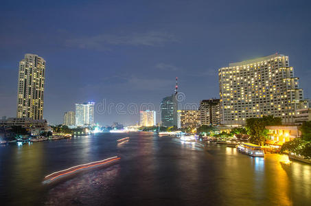 曼谷城市景观与河流和船在夜间