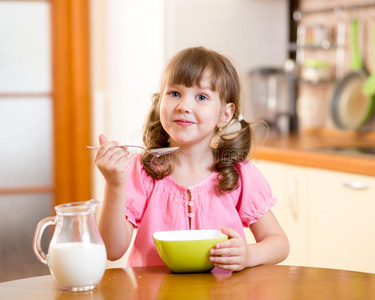 孩子在厨房吃健康食品