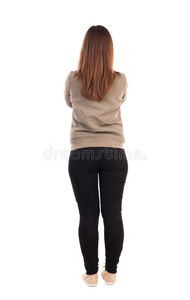 站在牛仔裤里的年轻美女的背景。