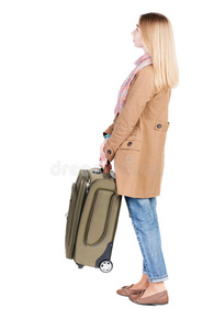 背景的女人带着手提箱抬头看。