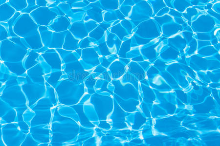 游泳池里的水是蓝色的