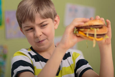 男孩不喜欢汉堡包