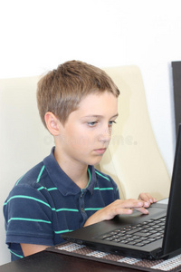 男孩在玩电脑
