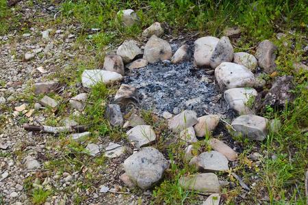 熄灭的篝火照片