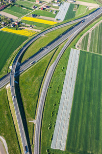 高速公路和绿色收获田的鸟瞰图