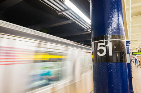 纽约地铁的快速移动列车。 第51街车站