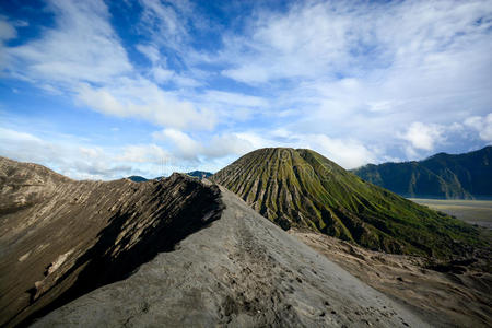 印度尼西亚爪哇邦莫山火山口边缘