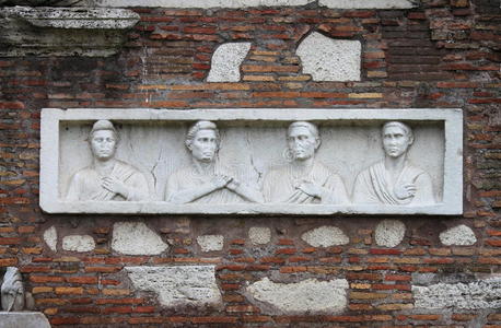 在罗马的阿皮安方式中的浮雕