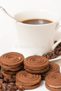 一杯黑咖啡和巧克力饼干
