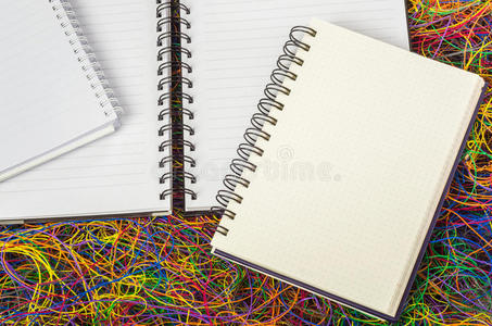 电线上的空白螺旋笔记本。