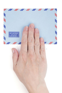 女性手拿着航空邮件信封