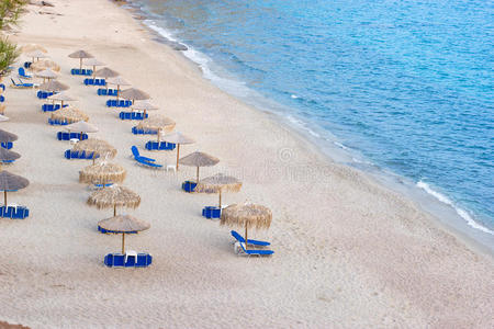 海滩上有太阳伞和太阳床