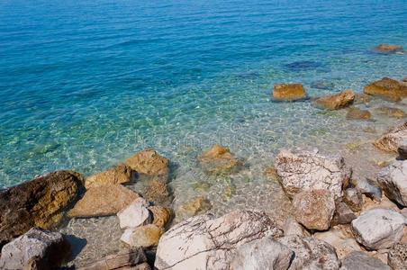 克罗地亚波德哥拉美丽的海滩上有大石头