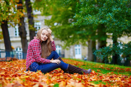 秋天坐在地上体贴的女孩