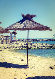 沙滩草伞