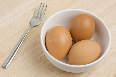 鸡蛋放在碗里准备食物