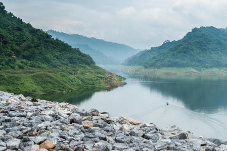 船漂浮在河里