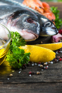 新鲜鱼类的食物背景与草药，烹饪概念