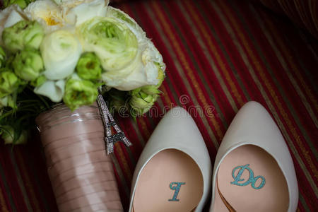 结婚鞋和花束