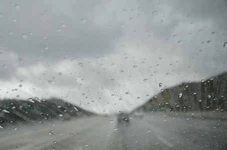 雨点落在挡风玻璃上