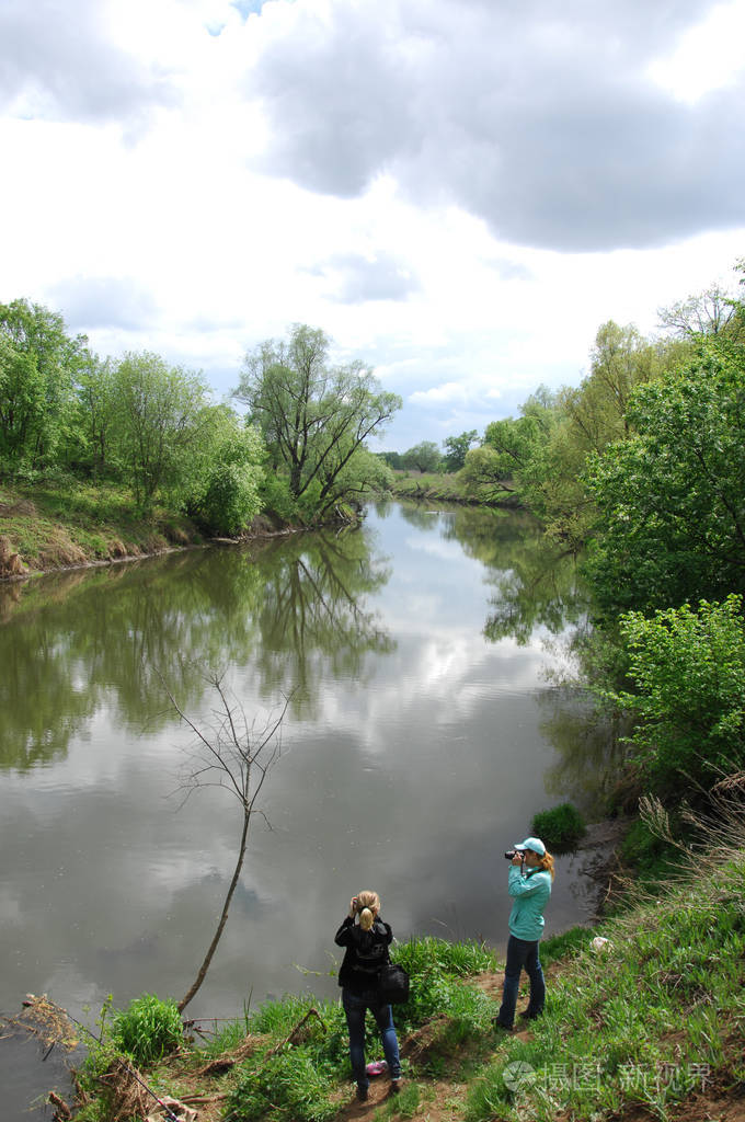 春天的河流河流和春天的森林自然构成春天河流中云的反射春天河岸上的