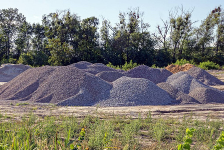 街上一堆灰瓦砾照片