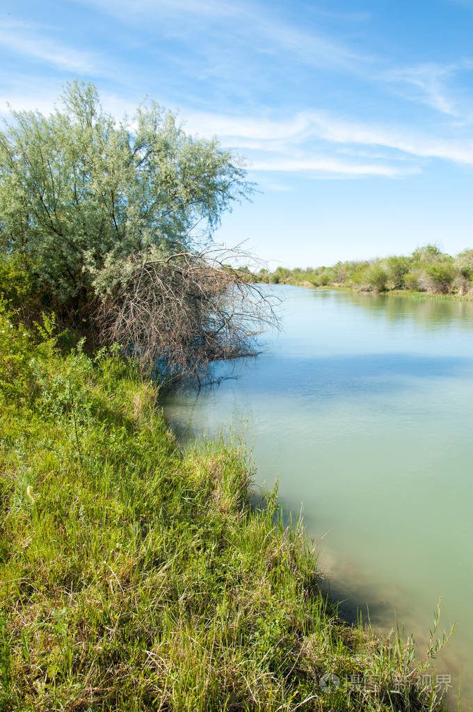 晴天的蓝色小河照片-正版商用图片1saxle-摄图新视界