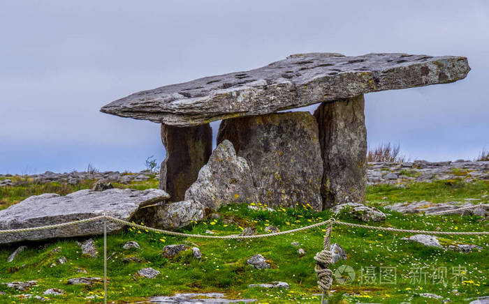爱尔兰科伊尔芬诺拉村布伦著名 poulnabrone 石棚墓