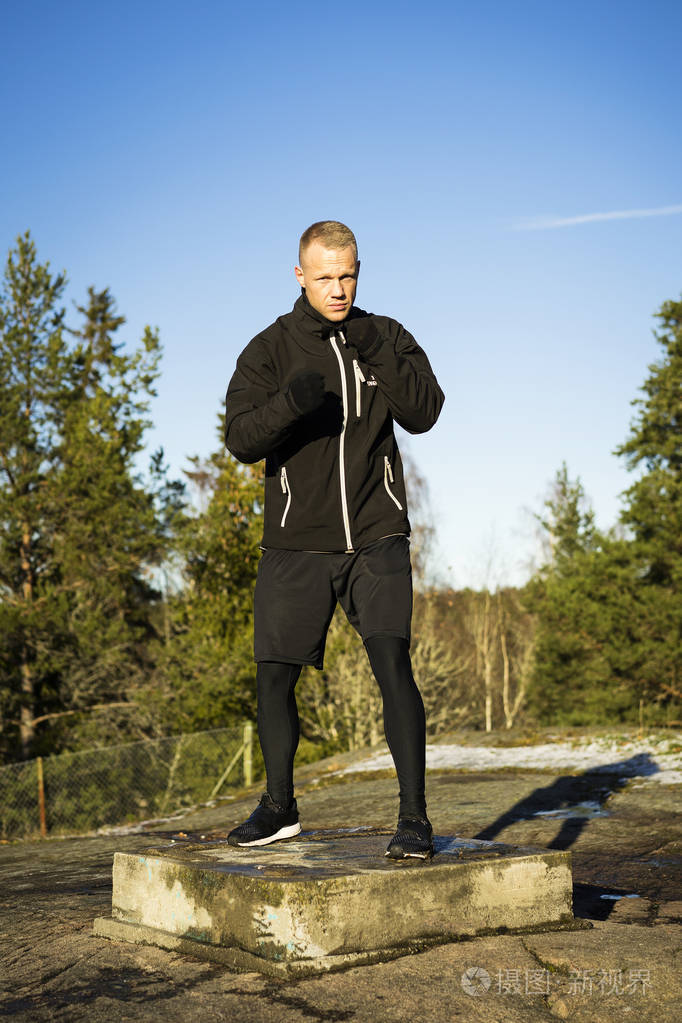 白种人男性中年拳击手在自然训练