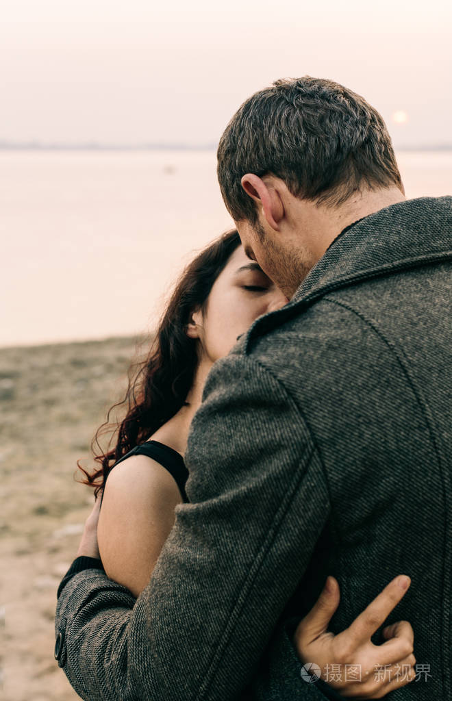 情侣拥抱在海边