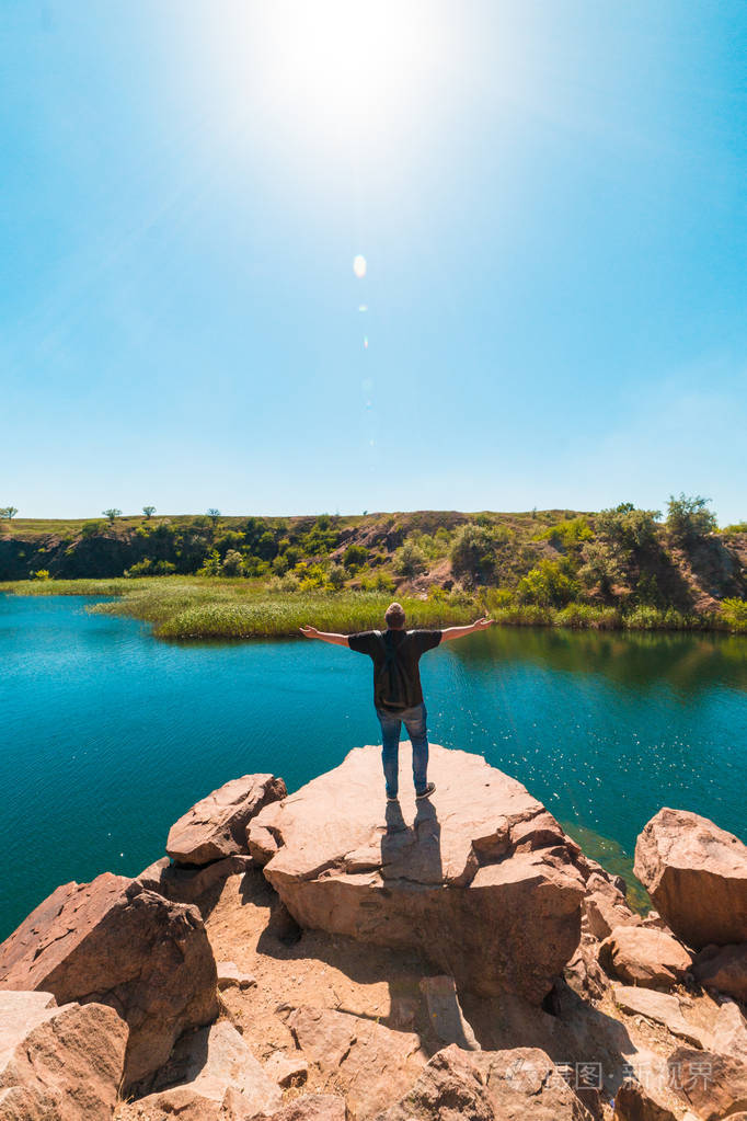山崖上的男游客看池塘旅游度假旅游暑假周末