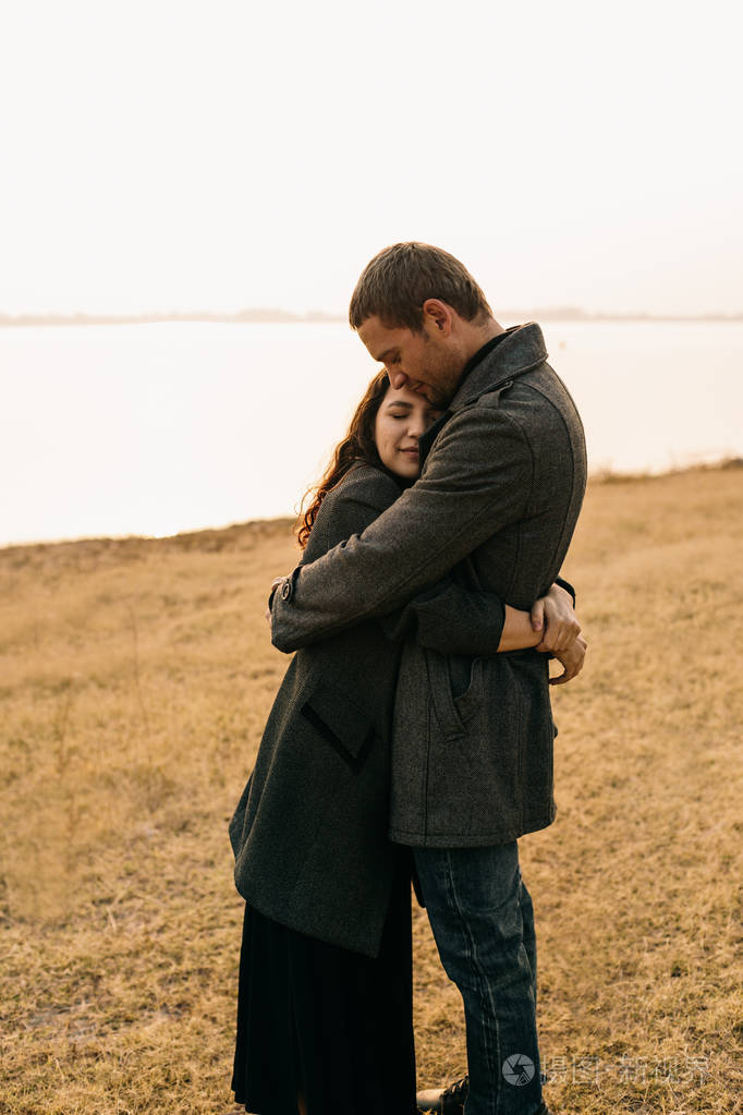 情侣拥抱在海边