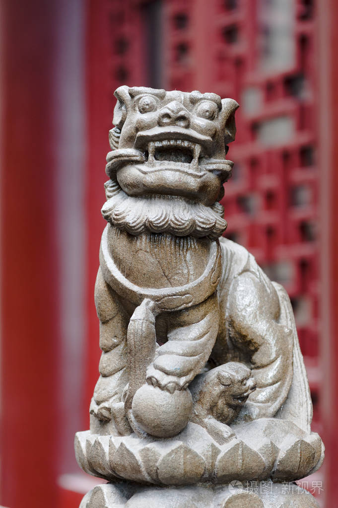 佛教寺庙中的狮子石雕像