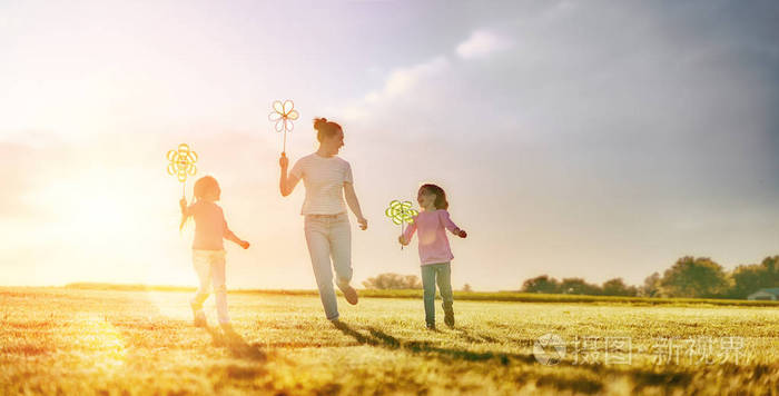 幸福的爱的家庭在夏天在大自然上玩得很开心.