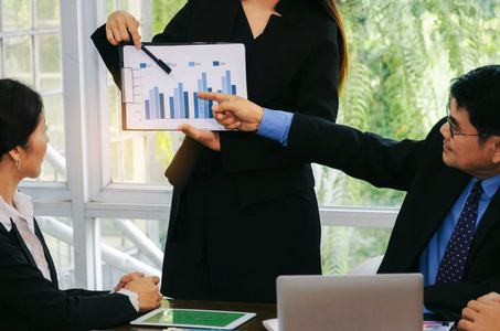 在办公室研讨会会议室展示和展示年度财务报告或结果图表,团队合作