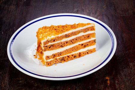 盘子里的甜食胡萝卜蛋糕图片