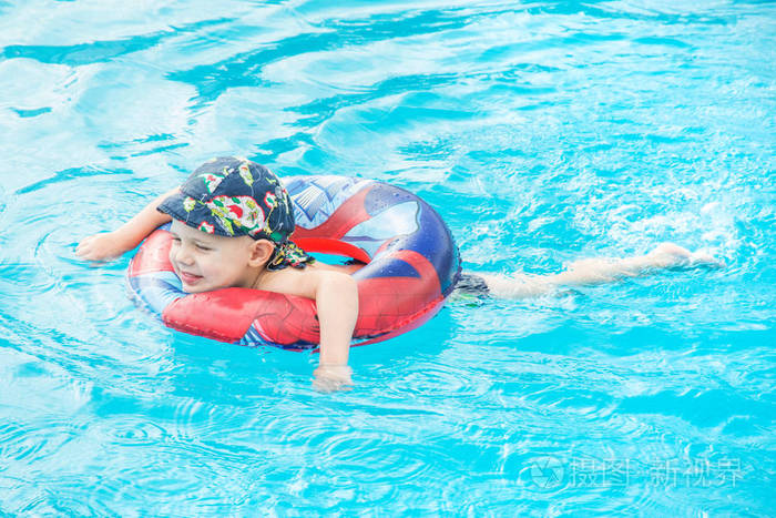 小男孩游泳欢快的孩子跳在池塘里的圆形露天游泳池