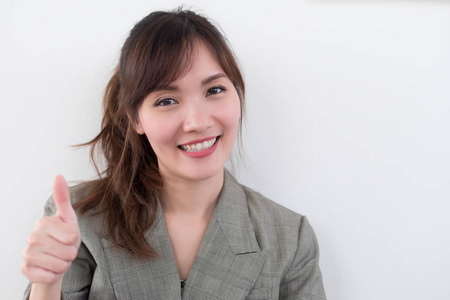 成功的女孩指着成功的大拇指;两个女人给你大拇指;开朗微笑的女人的