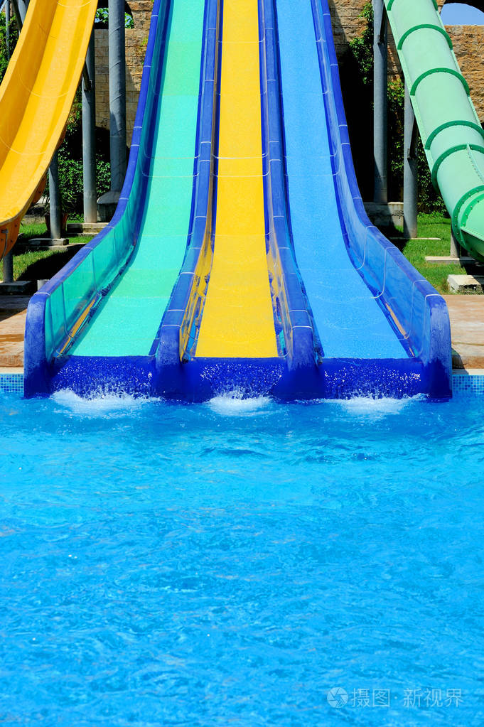 水上乐园的彩色滑梯