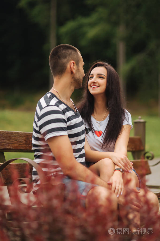 年轻情侣在恋爱中共度时光, 坐在板凳上
